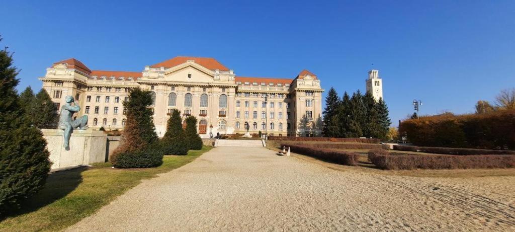 Mox Downtown Apartman Debrecín Exteriér fotografie